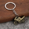 Detailansicht Motorrad Schlüsselanhänger aus Metall mit antiker Bronze und Motor-Gravur - Bronze
