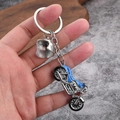 Dettaglio del portachiavi da moto in metallo blu con ciondolo a forma di casco argento - Blu