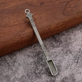 Pendentif mini cuillère en métal argent antique 80mm avec gravure florale ornée - Étain antique