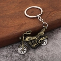 Vintage Bronze Motorrad Schlüsselanhänger aus Legierung auf rustikalem Holz Hintergrund - Bronze