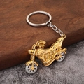Nahaufnahme des Retro-Motorrad-Schlüsselanhängers aus Legierung mit Gold-Finish - Gold