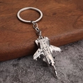 Stijlvolle zilveren metalen straaljager sleutelhanger op een houten ondergrond - 001 Stealth Fighter (001 Beweegbaar) / Zilver