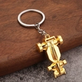 Detalle de llavero de coche de carreras F1 dorado con anillo de metal plateado - Dorado