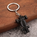 Llavero de coche de carreras F1 negro mate con anillo de metal visto desde un ángulo de 45° - Negro