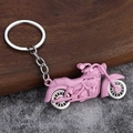 Simpatico portachiavi a forma di moto rosa con ruote girevoli e anello in metallo - Rosa