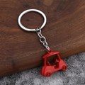 Dettaglio di un portachiavi a forma di golf cart 3D rosso con anello in metallo argento - Rosso