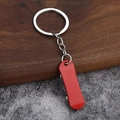 Mini-Motorroller Schlüsselanhänger in Rot mit beweglichen Rädern auf Texturhintergrund - Rot