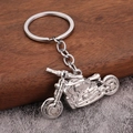 Porte-clés moto en métal argenté poli avec roues mobiles et détails du moteur réalistes - K Blanc/Argent