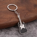 Detail eines E-Gitarren Schlüsselanhängers aus Metall mit schwarzen Details und Saitenmuster - Schwarz
