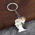 Vue détaillée du porte-clés en émail métallique figurine mariés cartoon pour mariage - Style Mariés se Regardant (002)