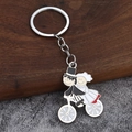 Détail du porte-clés couple de mariés à vélo en émail avec anneau en alliage poli - Style Marié Transportant la Mariée à Vélo (007)
