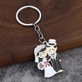 Détail d'un porte-clés en émail avec mariés sur une surface de style rustique - Style de Mariage Classique Noir et Blanc (012)