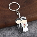 Détail du porte-clés couple de mariage en émail avec anneau en métal argenté - Couple de Mariés Q-Version Main dans la Main (Fermoir 8 004)