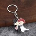 Détail d'un porte-clés en métal émaillé créatif avec un charm de mariage mariés cartoon - Marié Portant la Mariée Tons Bleus (Fermoir 8 011)