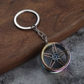 Porte-clés jante de voiture arc-en-ciel avec design à cinq rayons et métal poli - Iridescent