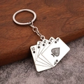 Schlüsselanhänger aus Silberlegierung mit Royal Flush Pokerblatt auf strukturiertem Hintergrund - Schwarz Pokerkarten