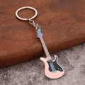 Gros plan d'un porte-clés guitare électrique Y2K rose et noir avec placage arc-en-ciel - Rose