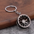 Detail eines dunkelgrauen Metall-Felgen-Schlüsselanhängers mit Zinklegierung-Glanz - Gunmetal-Schwarz