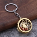 Makro-Detail eines 3D Gold-Felgen-Schlüsselanhängers mit Bremsscheibe und Bremssattel - Gold