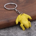 Gros plan d'un porte-clés grenouille jaune minimaliste avec finition brillante et chaîne - Jaune