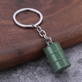 Porte-clés bidon d'huile vert armée avec anneau en métal sur bois sombre et tapis gris - Vert Militaire