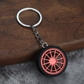 Détail d'un porte-clés de jante de voiture avec jante en métal rouge et pneu en caoutchouc - Rouge