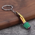 Makro-Detail des Regenbogen-Titan-Auto-Luftfilter-Schlüsselanhängers mit grünem Zahnrad - Neo-Chrom Grün