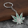 Detalle del llavero de hoja de arce hip hop con diamantes de imitación y esmalte verde - Plata + Circonita Blanca