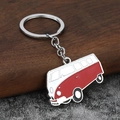 Detailansicht eines roten Vintage-Bus-Schlüsselanhängers mit feiner Emaille und Silberring - Rot