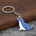 Dettaglio portachiavi a forma di leone marino in smalto blu con anello in metallo lucido - Blu