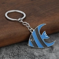 Detail van tropische vis sleutelhanger met blauw gestreept email op een houten blok - Blauw