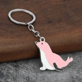 Dettaglio portachiavi a forma di foca in smalto rosa e bianco con catena in metallo argento - Rosa