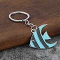 Tropische engelvis sleutelhanger met blauw en zwart email op hout en steen - Lichtblauw
