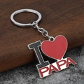 Primer plano del llavero de corazón I Love PAPA plateado con esmalte rojo brillante - Estilo PAPA / Plateado