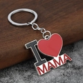 Llavero minimalista de aleación de zinc con dije de corazón I Love MAMA sobre madera y piedra - Estilo MAMA / Plateado