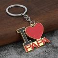 Detalle del llavero corazón I Love PAPA con esmalte rojo y bordes dorados de lujo - Estilo PAPA / Dorado