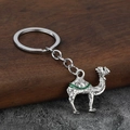 Détail du porte-clés chameau argenté avec bosses en strass et accents d'émail vert - Argent + Émail Vert