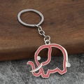 Gros plan d'un porte-clés éléphant rouge avec détails en émail et anneau en métal argenté - Base Argent Rouge