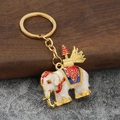 Gedetailleerde Thaise olifant sleutelhanger met goudplating en kleurrijk emaillewerk - Wit