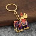 Gouden olifant sleutelhanger met paars emaille en kleurrijke etnische patronen op hout - Paars
