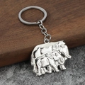 Portachiavi elefante madre e figlio in lega d'argento con rilievo su sfondo di legno - Bianco K/Argento
