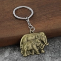 Dettaglio macro del ciondolo elefante in bronzo antico con texture e anello in metallo - Bronzo