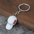 Portachiavi cappello bianco Trump MAGA con anello metallico e bandiera americana - Bianco