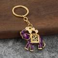 Dettaglio portachiavi con elefante thailandese in smalto viola e decorazioni dorate traforate - Viola