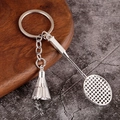 Llavero de bádminton con raqueta y volante de metal pulido sobre base de madera - Blanco K/Plata