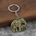 Porte-clés éléphant vintage en bronze avec gravure Thaïlande sur fond en bois - Bronze