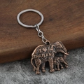 Détail d'un porte-clés éléphant en bronze avec relief 'I Love Thailand' style vintage - Cuivre