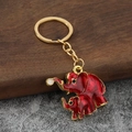 Dettaglio portachiavi a forma di elefante in smalto rosso con finitura dorata lucida - Rosso