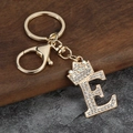 Gros plan détaillé du porte-clés lettre E à couronne dorée avec strass blancs brillants - Style Lettre E avec Couronne (E)