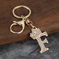 Gros plan du porte-clés lettre F doré avec couronne et détails en pavé de cristal - Style Lettre F avec Couronne (F)